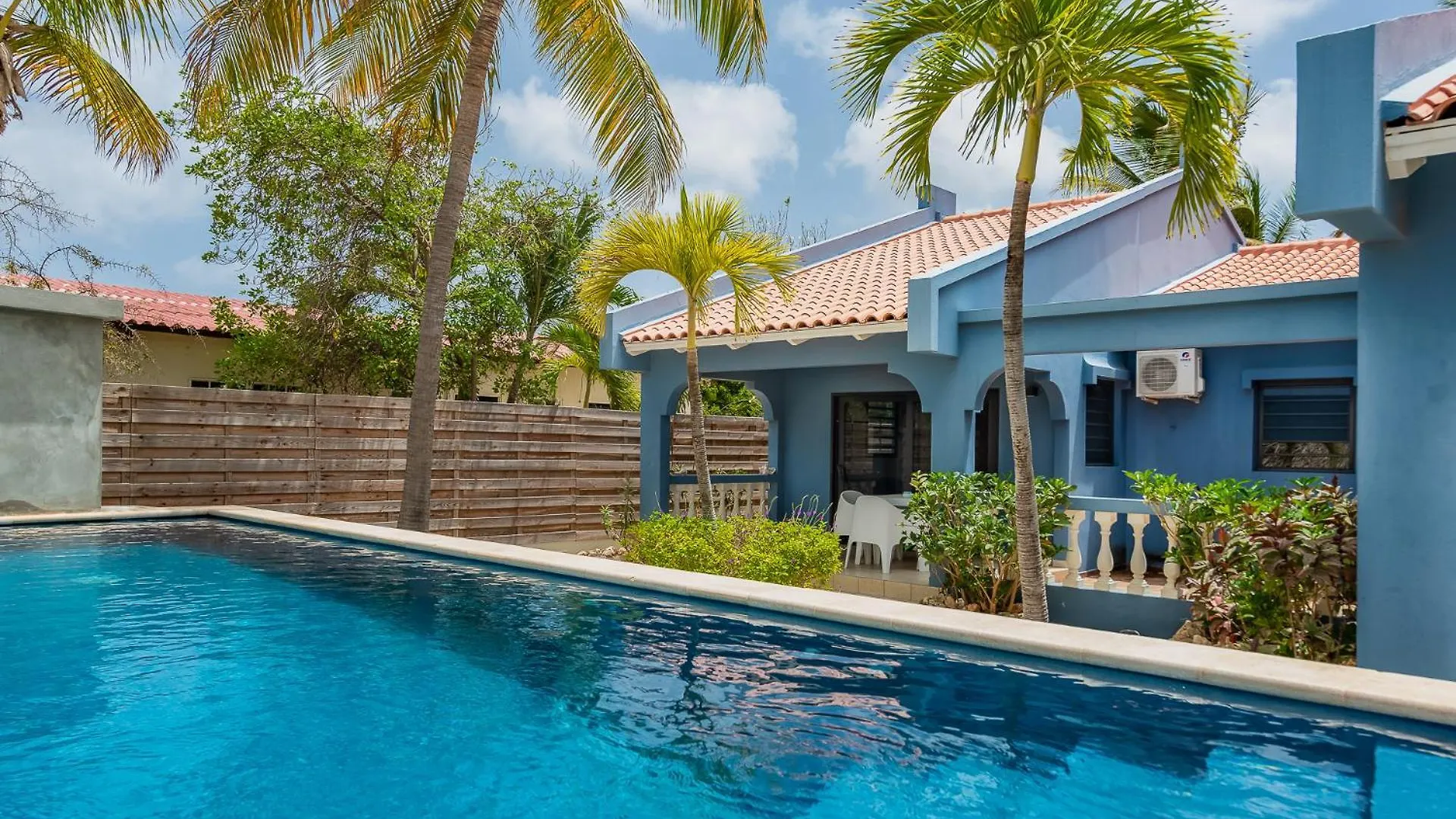 Апартаменты Blue Bonaire Boutique Resort Кралендейк